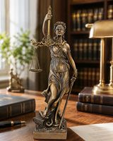 Justitia dekorationsfigur i moderne kontor